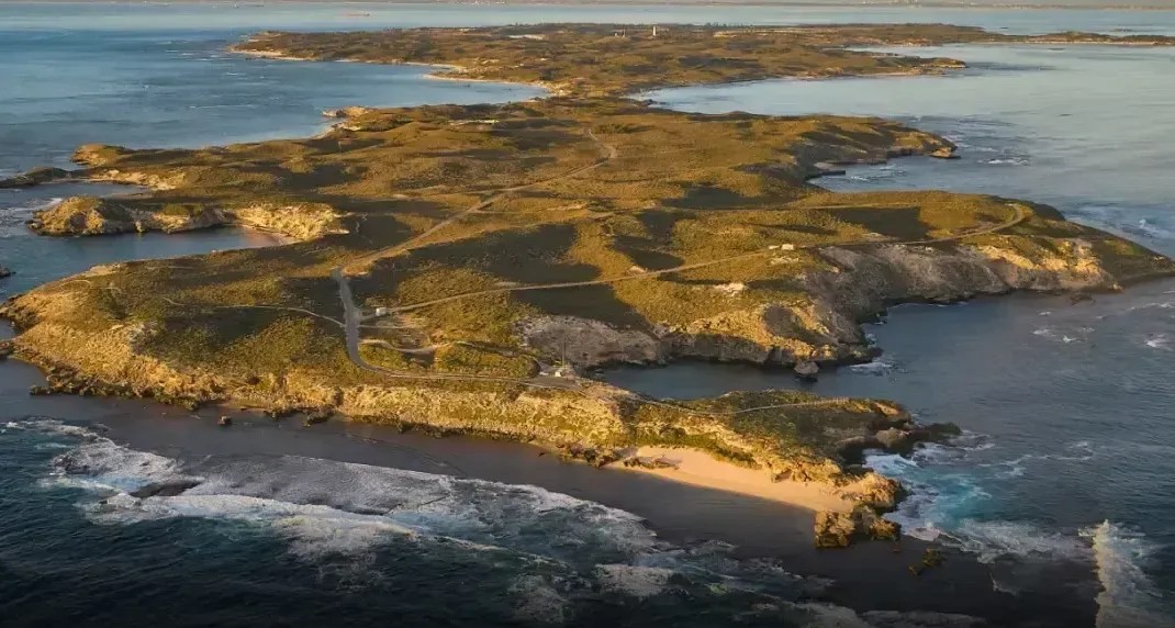 Campistas dormiam em cima de sepulturas sem identificação em um resort paradisíaco construído no lugar de uma antiga prisão aborígene
