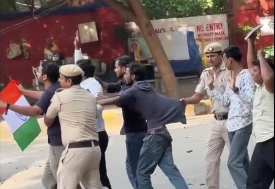 Polícia indiana detém líderes do movimento das Baratas durante protesto