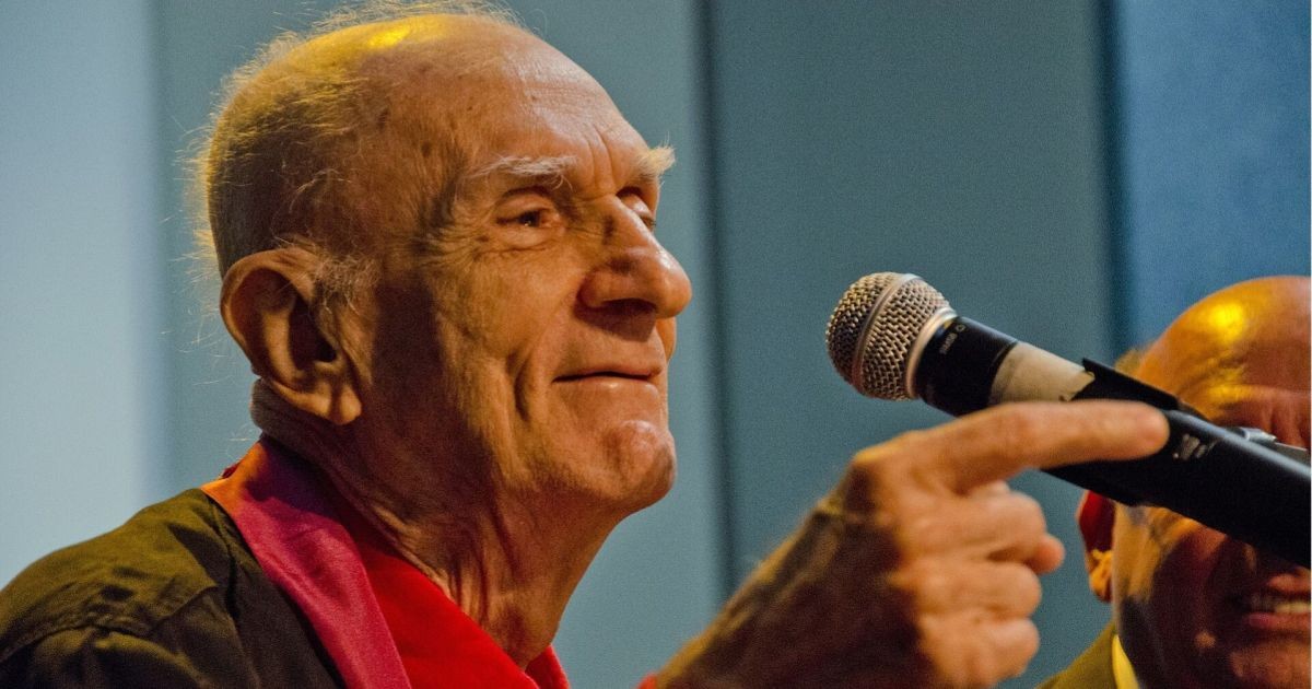 Ariano Suassuna defendia o “realismo esperançoso” como o equilíbrio ideal para a vida: uma postura que rejeita tanto a ingenuidade do otimista quanto o amargor do pessimista, permitindo encarar os fatos com lucidez sem abrir mão da esperança