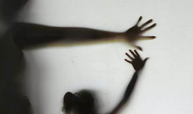 Menina faz gesto universal de socorro e homem é preso no Paraná