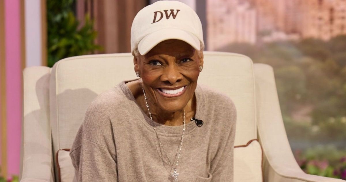Dionne Warwick cancela show e diz que não consegue mais “ficar de pé”