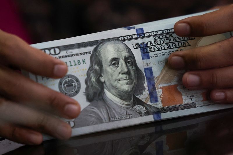 Dólar abre em alta com mercado atento às eleições e sessão da 6×1