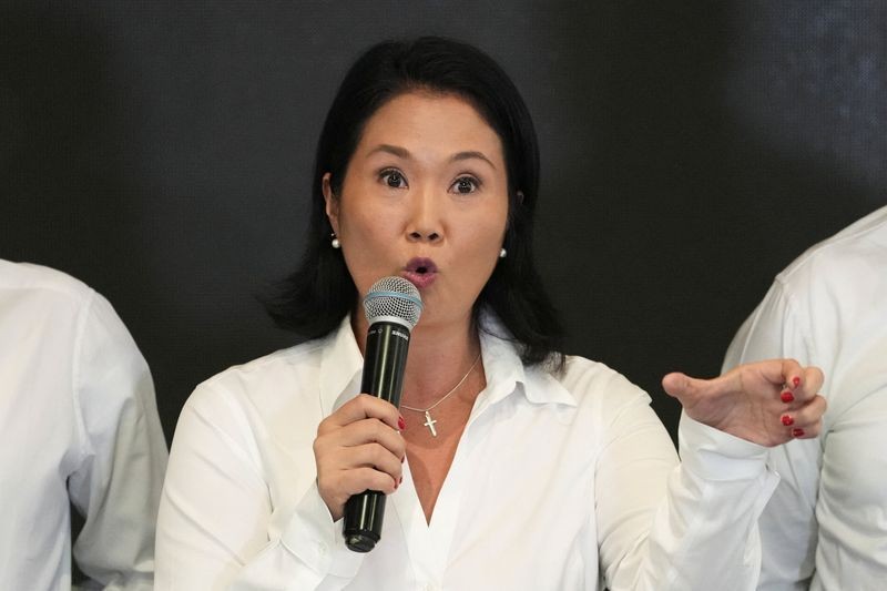 Keiko Fujimori quer proibir brincos e unhas pintadas em escolas públicas