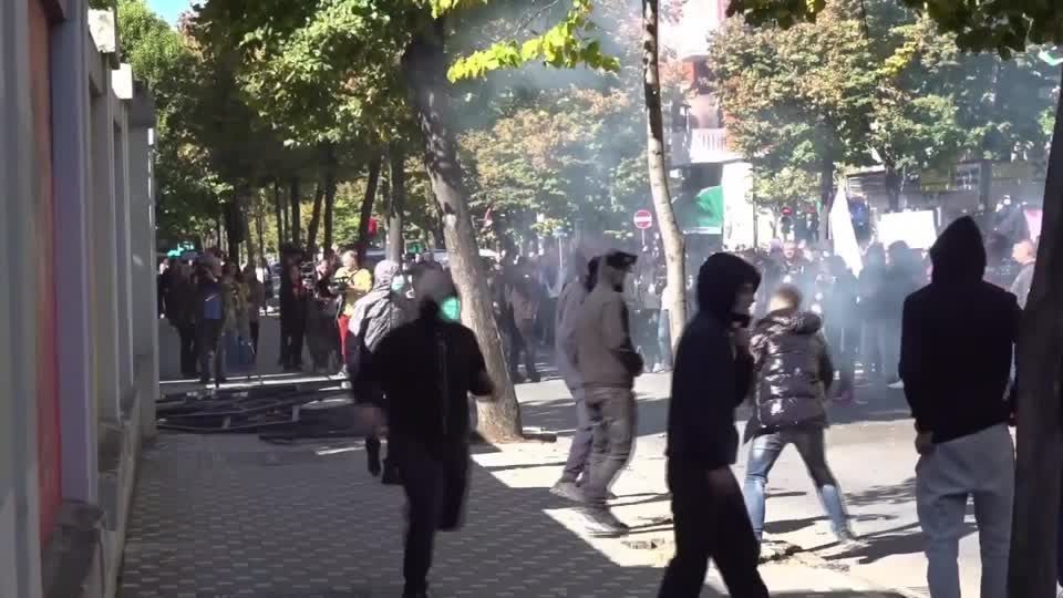Estudantes atiram tijolos contra Ministério da Educação na Albânia