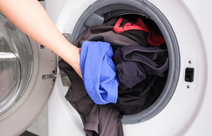 Roupa escura: como lavar sem desbotar e elevar a durabilidade das peças