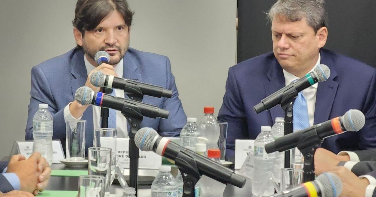 Tarcísio e André do Prado discutem sucessão na Alesp; PL ganha força