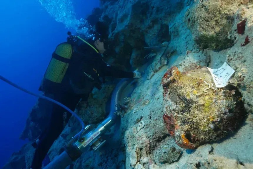 O naufrágio mais antigo do mundo foi encontrado na costa da Turquia; recipientes de armazenamento antigos, conhecidos como ânforas, têm 4700 anos