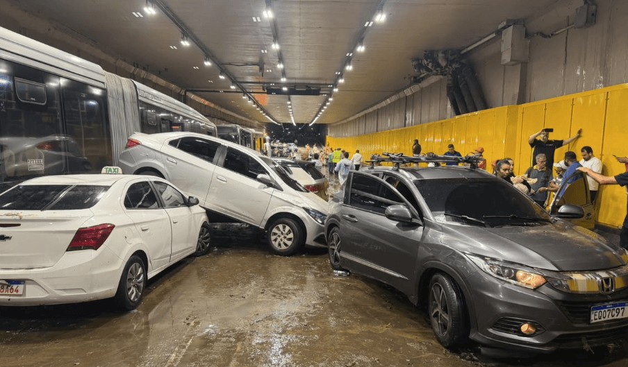 Chuva causa caos por São Paulo; carros boiam e uma pessoa morre