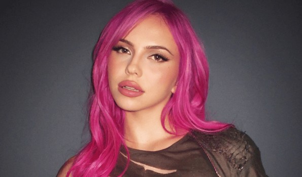 Quem é Adéla, cantora que viralizou e estreia no Lollapalooza Brasil