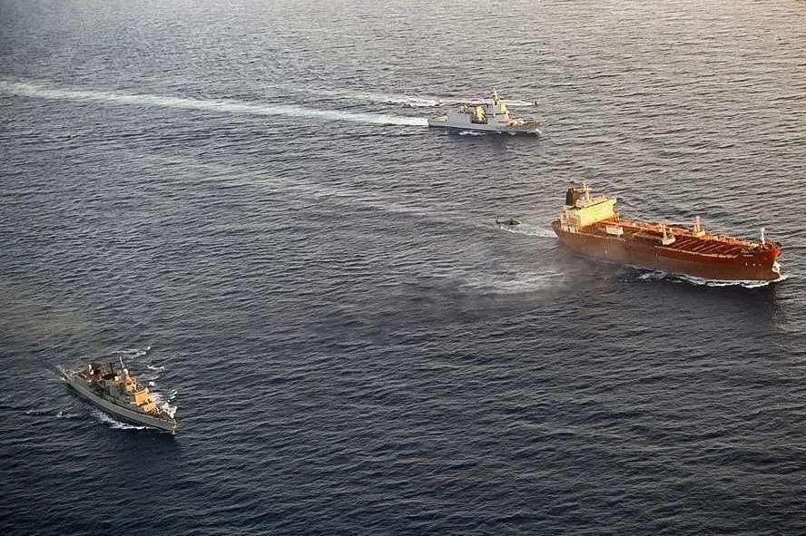 EUA avaliam flexibilizar sanções a navios de frota paralela em Ormuz