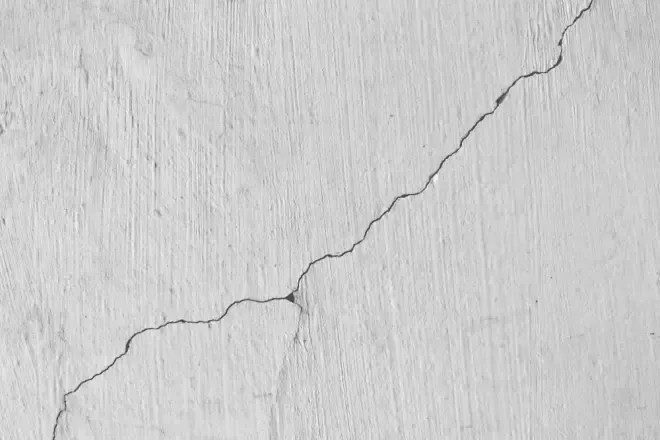 Rachadura na parede na horizontal ou vertical: quando um sinal é normal e quando pode indicar risco de desabamento?