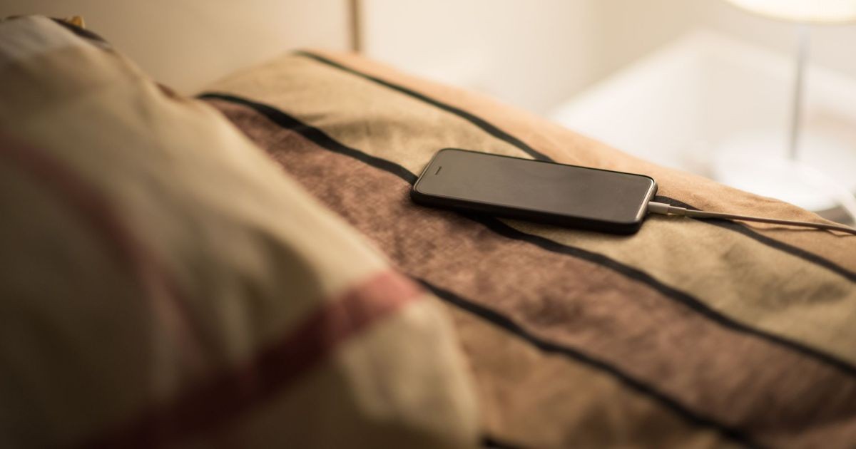 Como carregar a bateria do celular quando acaba a luz em casa? Descubra 5 métodos práticos
