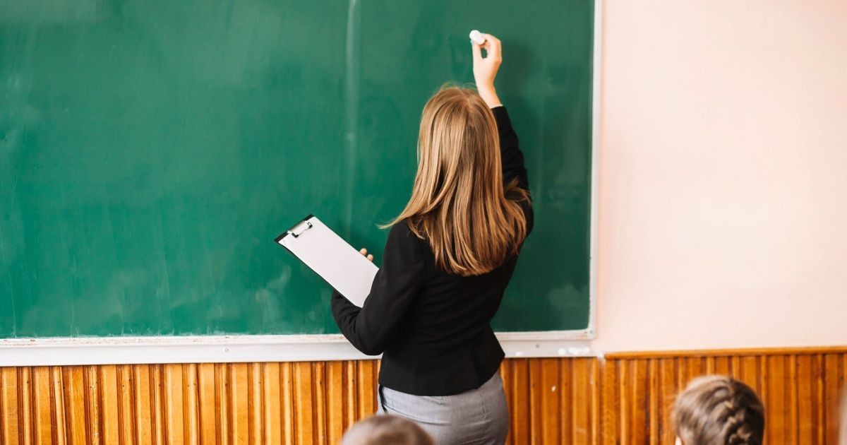Dia do Professor: atrito com famílias e cansaço emocional ampliam desafios