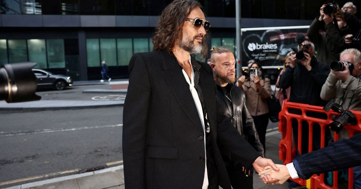 Mulher diz ter se culpado por estupro que atribui a Russell Brand