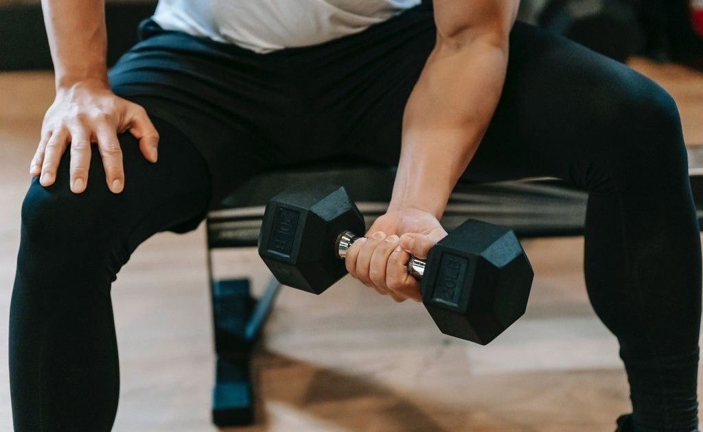 Dieta rigorosa e treino intenso podem atingir o sistema hormonal; entenda