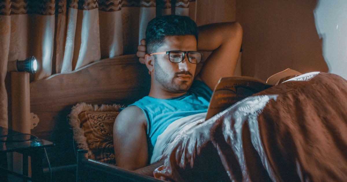 No começo do século passado, pesquisadores diziam que ler antes de dormir fazia mal para crianças e adolescentes; e hoje em dia?