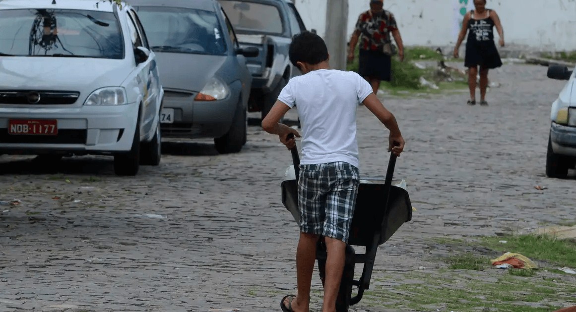 IBGE: Trabalho infantil atinge 4% das crianças e adolescentes do Brasil