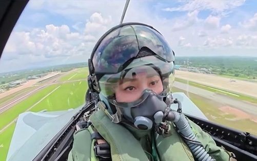A primeira líder mundial a pilotar um caça supersônico: a história da rainha da Tailândia que chocou a aviação militar