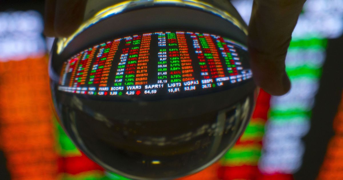 Ibovespa abre em alta de olho no cenário eleitoral; dólar cede