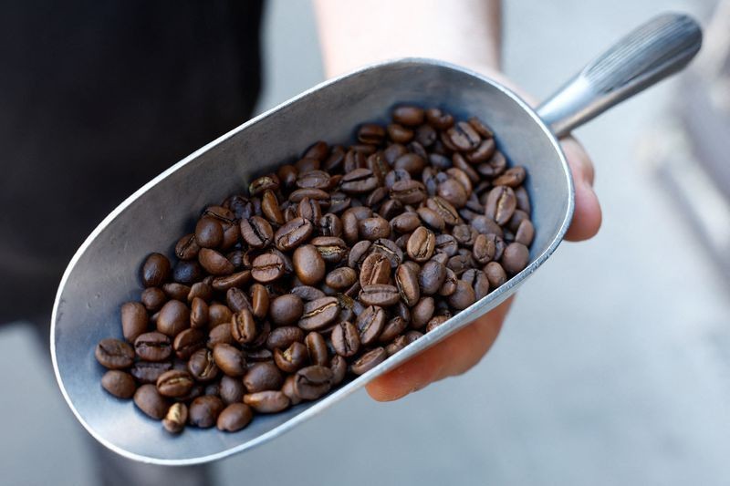 Café arábica atinge maior valor em um mês na Bolsa de Nova York