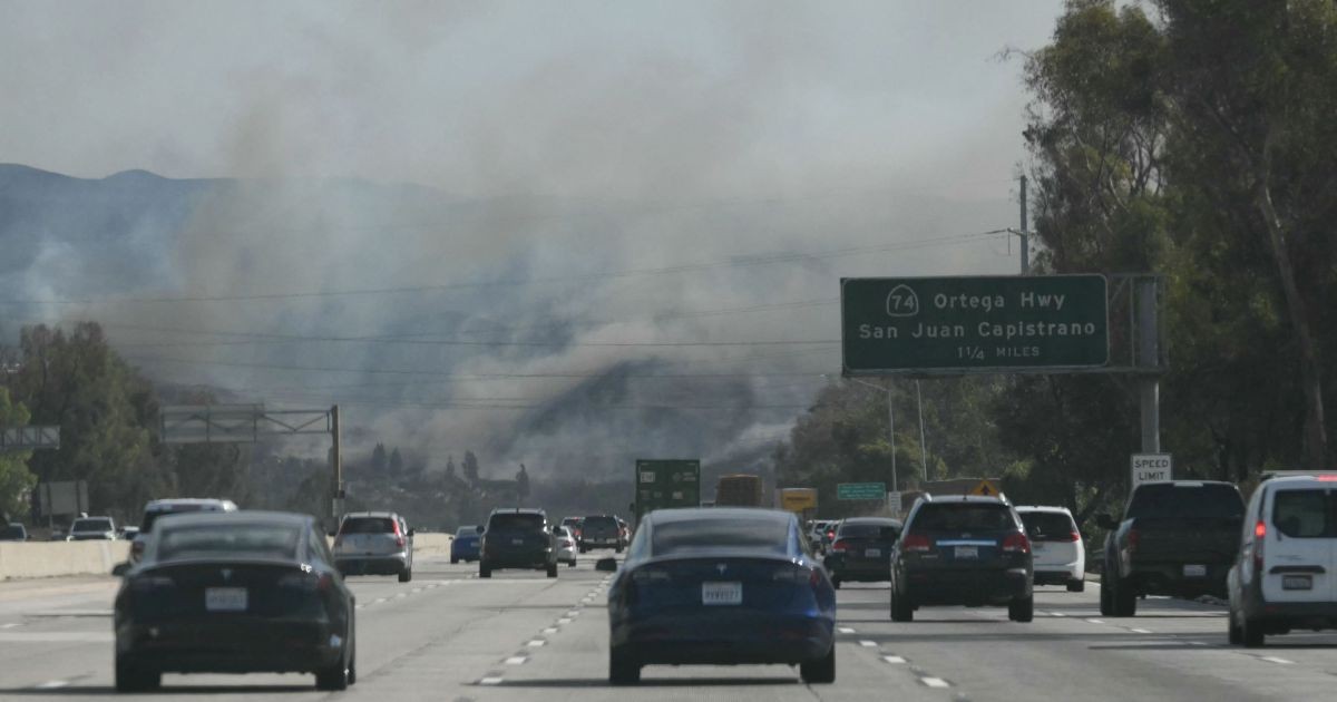 Incêndio florestal no sul da Califórnia cresce e atinge residências