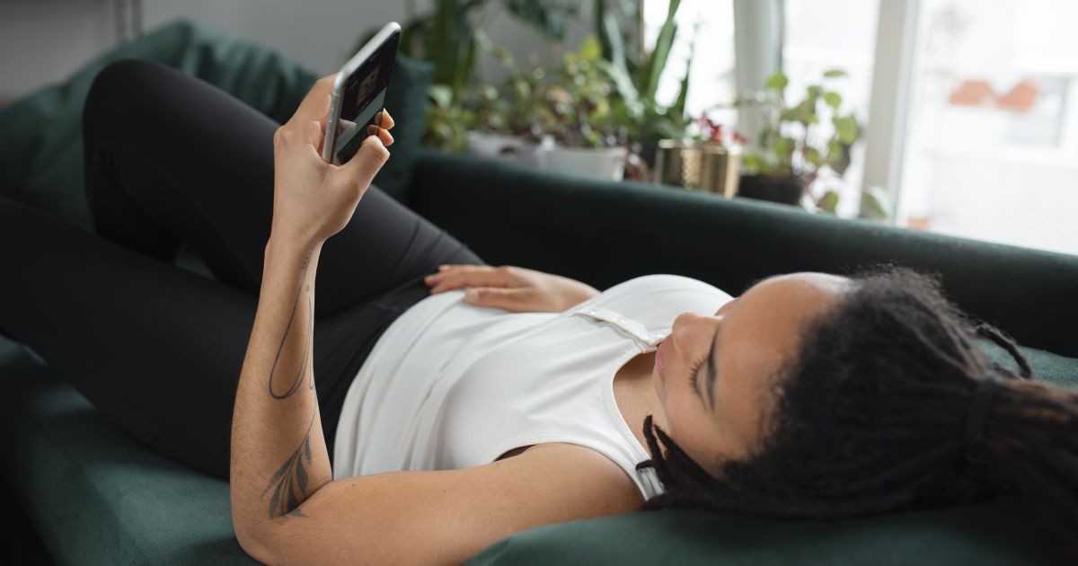 Uso prolongado do celular com braço dobrado pode causar lesões; entenda