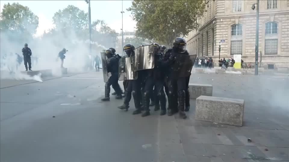 Onda de protestos na França gera embates violentos e mais de 100 prisões