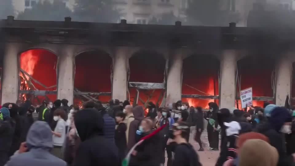 Prédio de turismo em Lyon é incendiado em meio a protestos na França