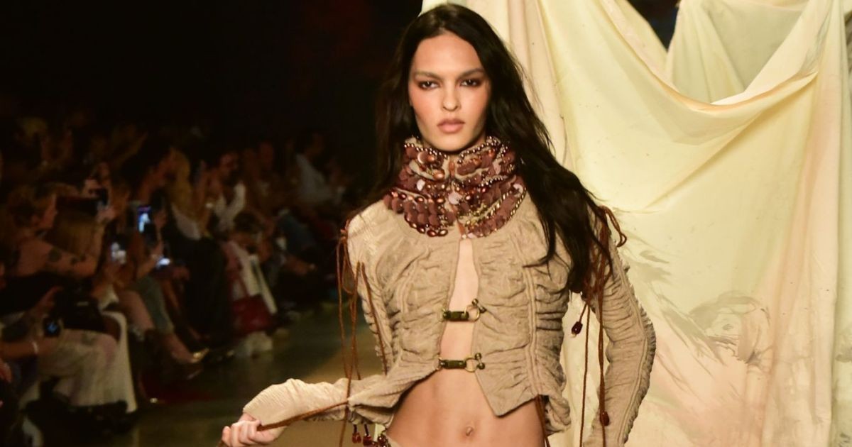 Modelo trans Liya Santos retorna ao SPFW após bater recorde de 19 desfiles