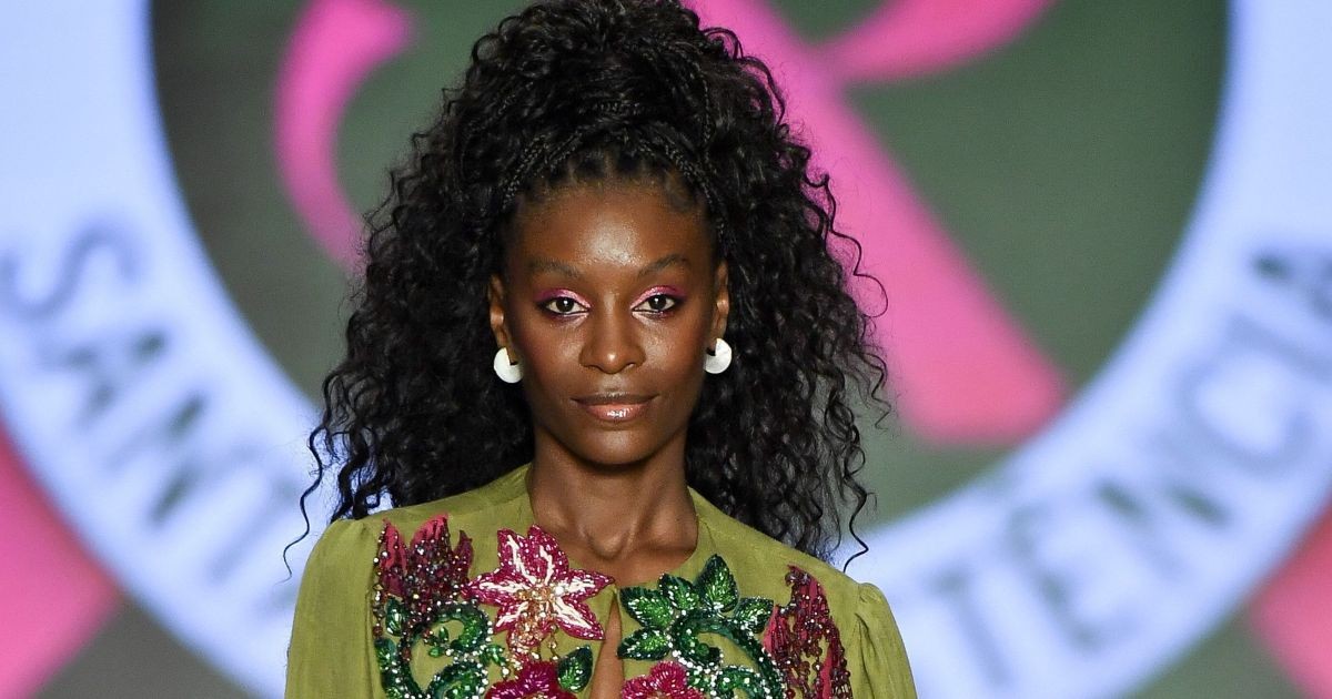 Jeniffer Dias desfila no SPFW com coleção em homenagem à Mangueira