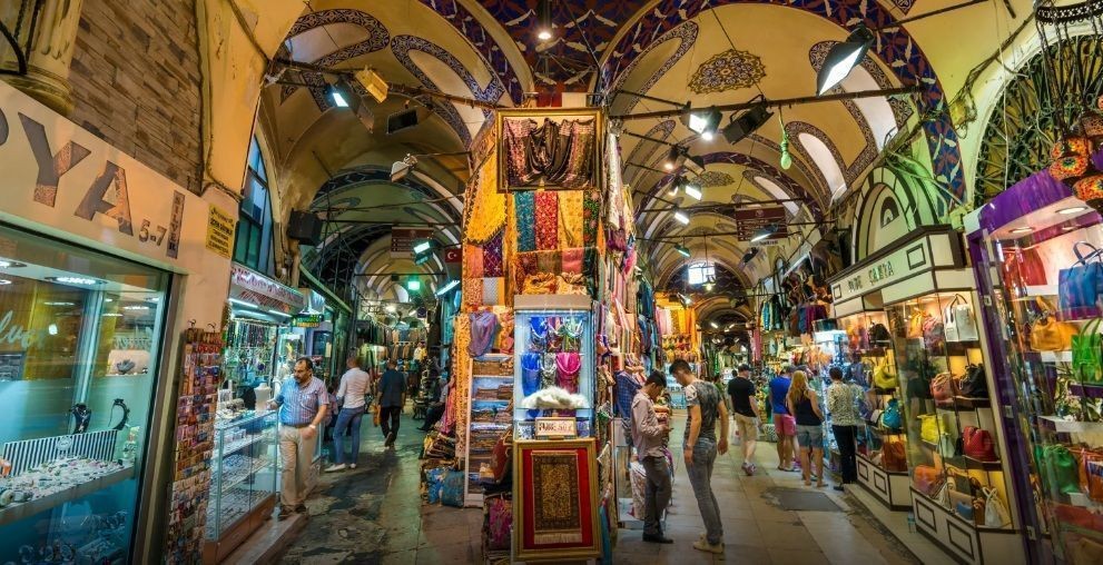 Sob tetos de 6 metros construídos em 1453: o labirinto oculto de Istambul por onde passam 400 mil pessoas e esconde relíquias bizantinas
