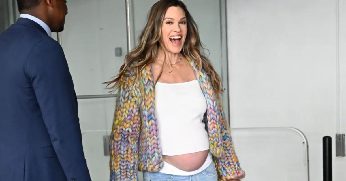 Grávida aos 52, Hilary Swank rebate críticas: “Homens têm filhos aos 80”