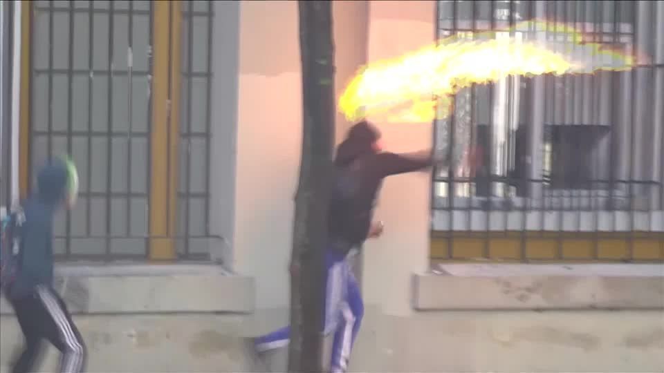 Vídeo: Estudantes na Albânia usam coquetéis Molotov em 5º dia de protestos