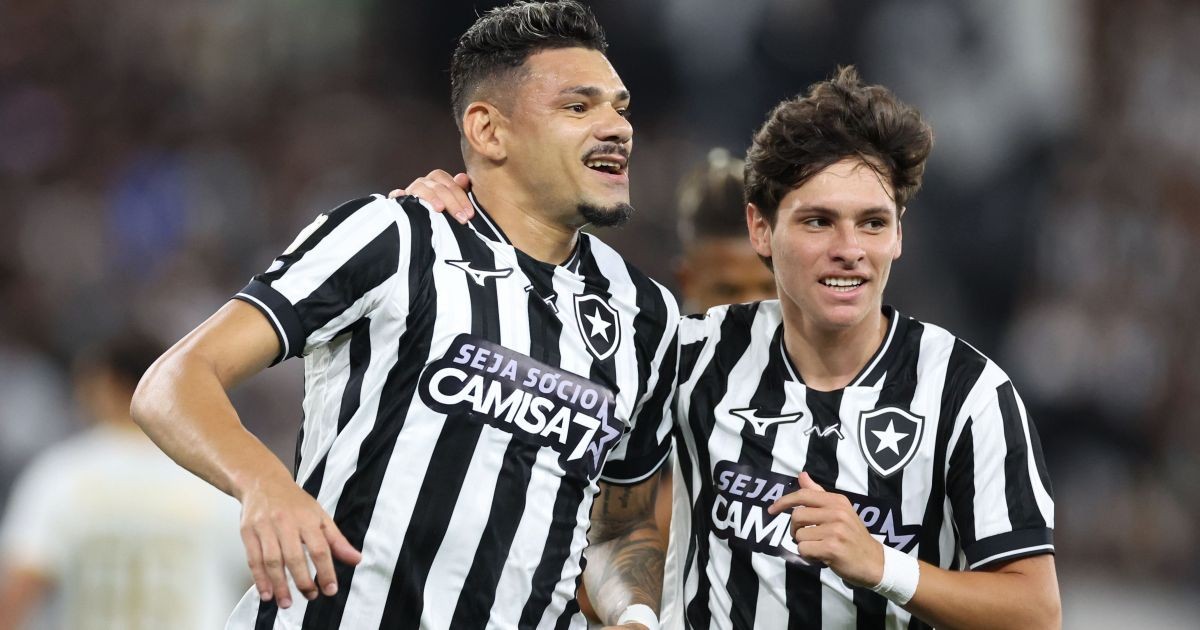 Tiquinho decide, Botafogo vence Chapecoense e se afasta do Z4 do Brasileiro