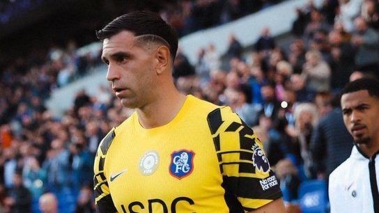 Dibu Martínez, do Chelsea, sofre fratura na mandíbula e é operado