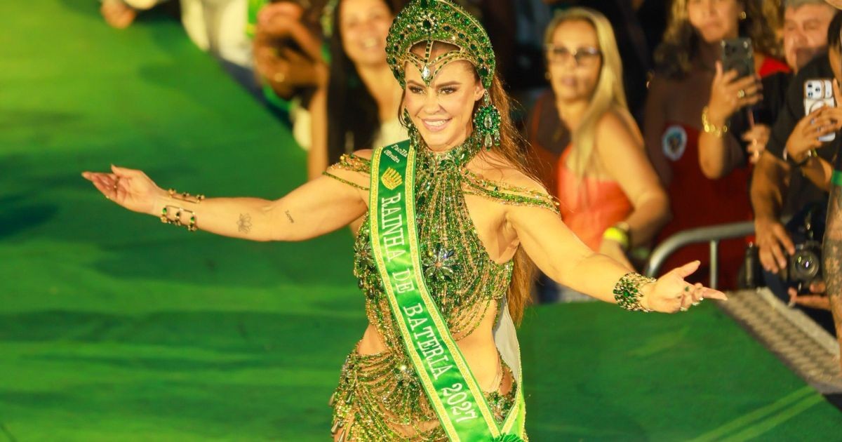 Paolla Oliveira é coroada rainha de bateria da Imperatriz Leopoldinense