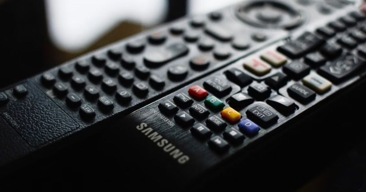 Um controle para ligar a TV e outro para trocar de canal? Uma combinação de dois botões resolve o problema