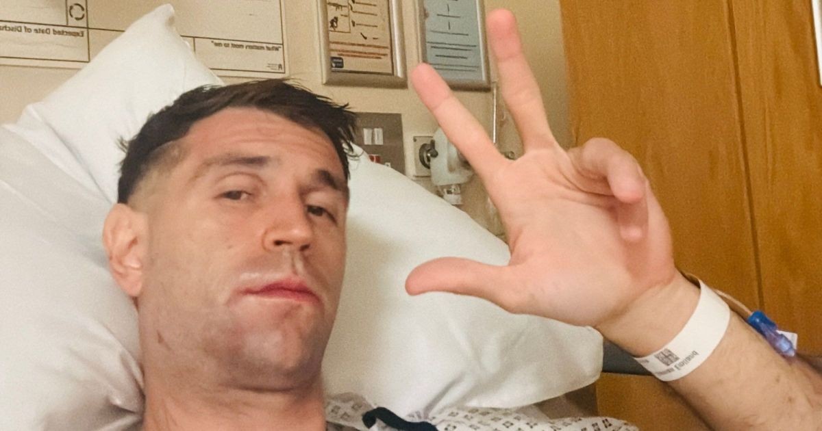 Dibu Martínez passa por cirurgia após deixar estádio de maca e manda recado