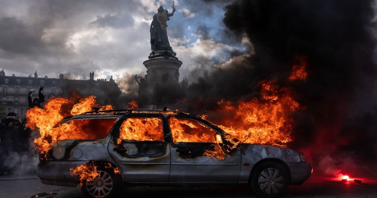 Protesto na França termina com mais de 500 policiais feridos e 1.800 presos