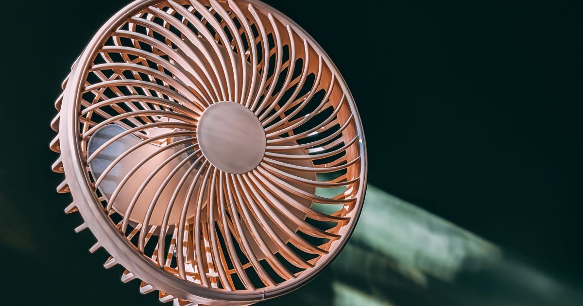 Ventilador empoeirado? O jeito certo de limpar o aparelho antes de o verão chegar; e com apenas três itens