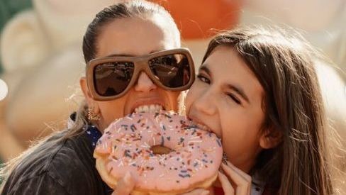 Deborah Secco viaja com a filha para a Disney em pausa na rotina