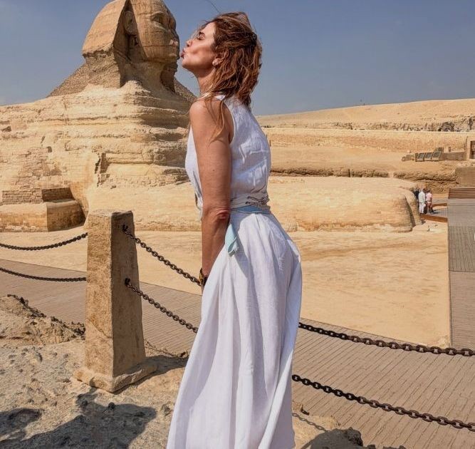 No Egito, Luciana Gimenez visita templo e brinca com nome de faraó