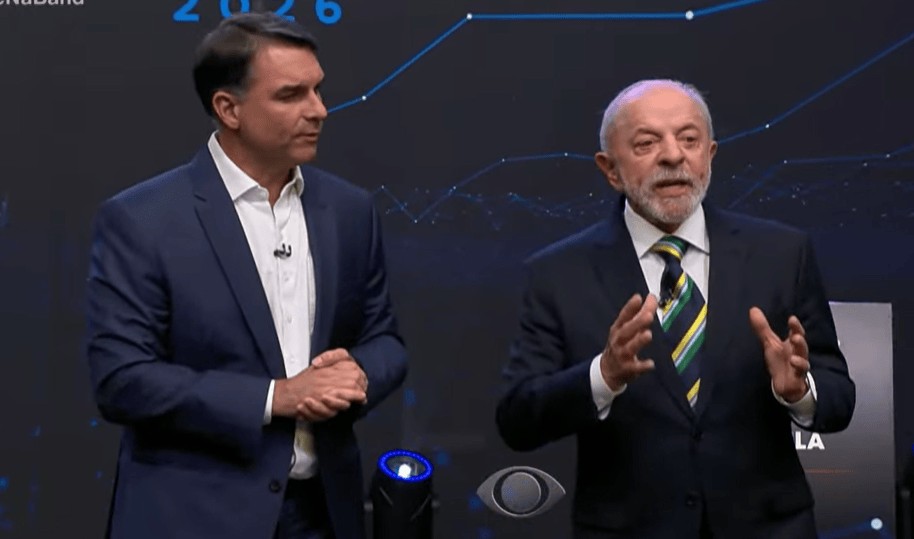 Flávio pergunta sobre direito de bandidos; Lula questiona indulto a Jair