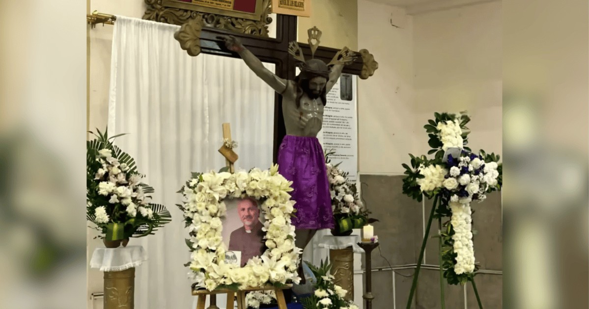 Padre morre atingido por crucifixo durante missa transmitida ao vivo