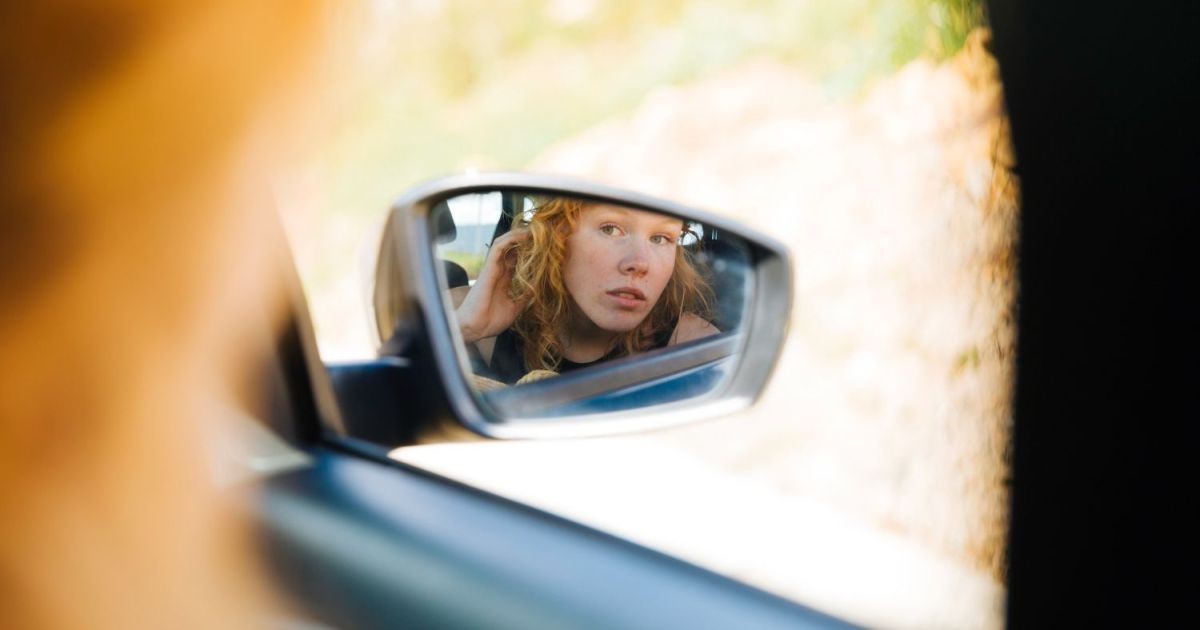 Por que sempre olhamos o nosso reflexo no espelho? A psicologia explica