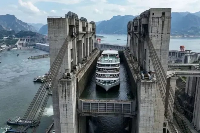 Maior elevador de navios do mundo sobe 113 metros e transporta 3 mil toneladas