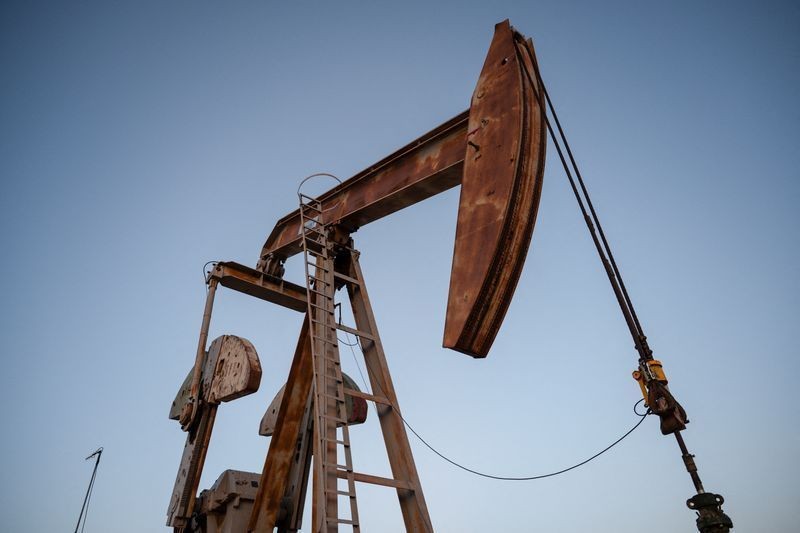 Petróleo fecha abaixo dos US$ 110 após atingir maior patamar desde maio