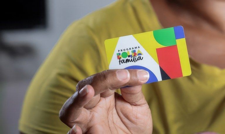 Bolsa Família terá regra de transição de dois anos, diz campanha de Flávio