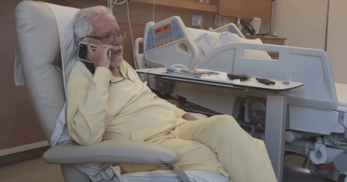 No hospital, Carlos Alberto de Nóbrega conversa com Raul Gil: “Estou bem”