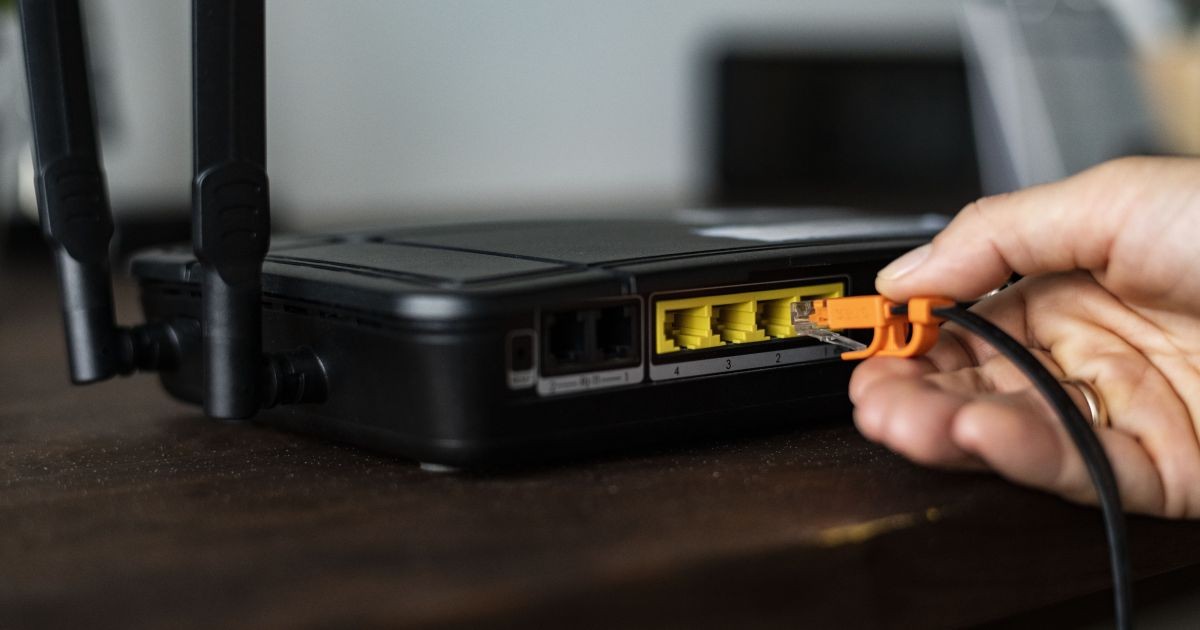 Por que ligar o micro-ondas faz a internet da casa inteira oscilar?